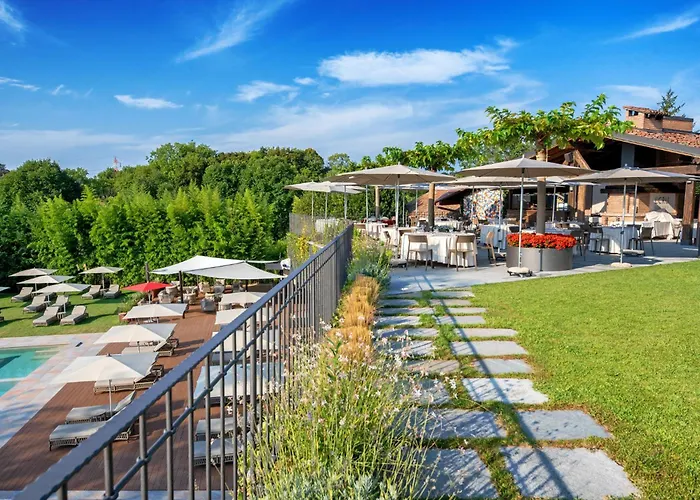 Relais & Castello Di Casiglio Hotel